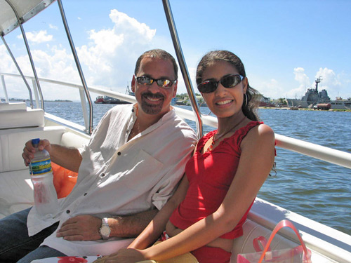 A photo of a foreign man and a Cartagena woman in a boat